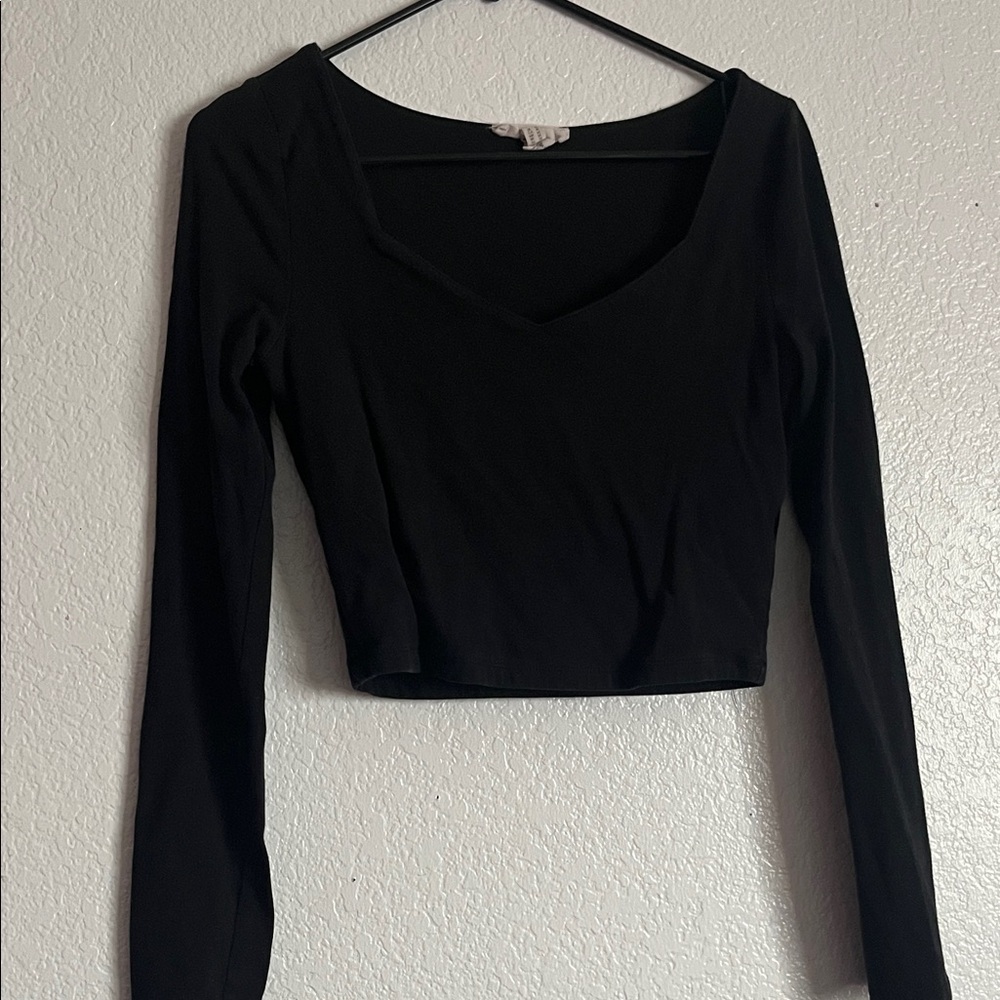 Black long sleeve cropped top